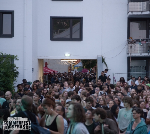 Publikum vor der Hofbühne